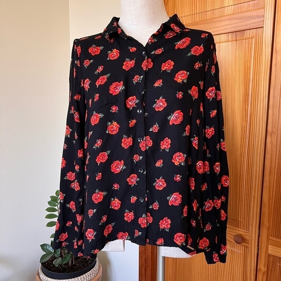 NWOT Volcom Medium Long Sleeve Roses Shirt Cutout Asymmetrical Back - Picture 3 of 10